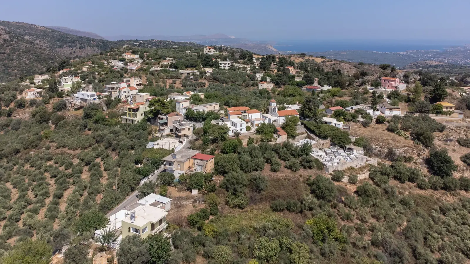 Vue terrain d'un village résidentiel dans l'ouest de la Crète